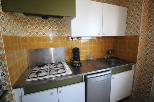 Il comprend une petite cuisine équipée d'une cuisinière et d'un évier. dans l'établissement Appartement 2 chambres vue mer, à Canet
