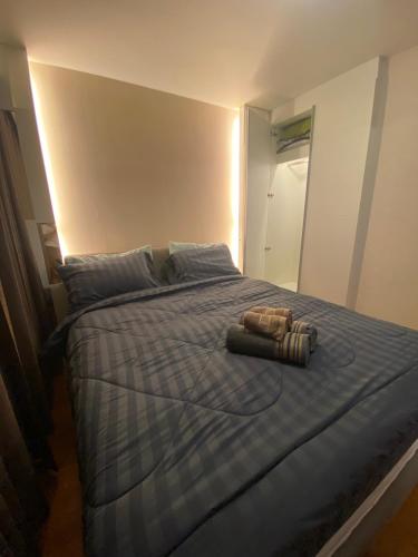 a bedroom with a bed with two towels on it at CozyroomSukumvit13walktoBTS,MRT in Bangkok