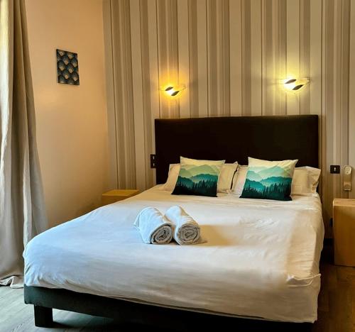 une chambre avec un lit avec deux serviettes dessus dans l'établissement L'auberge de Mégevette, à Mégevette