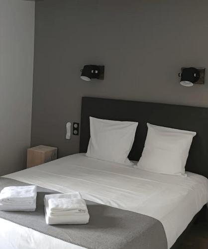 un lit avec deux serviettes dessus dans l'établissement L'auberge de Mégevette, à Mégevette