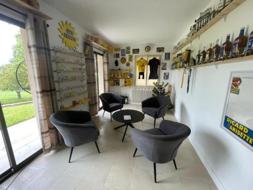 a waiting room with black chairs and a table at Favau in Villeneuve-sur-Lot