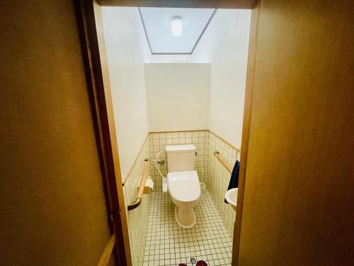 a bathroom with a toilet and a sink at ぽつんとオーシャンビューでバーベキューも出来る1日1組貸切宿カゴヤブハウス in Otsuki