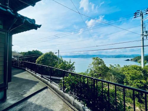 a view of the water from a house at ぽつんとオーシャンビューでバーベキューも出来る1日1組貸切宿カゴヤブハウス in Otsuki