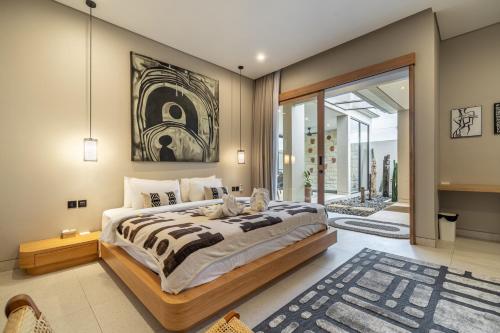 Ένα ή περισσότερα κρεβάτια σε δωμάτιο στο Leela Villa - Family-Friendly 3BR Villa in Canggu - Rooftop, Ricefield Views