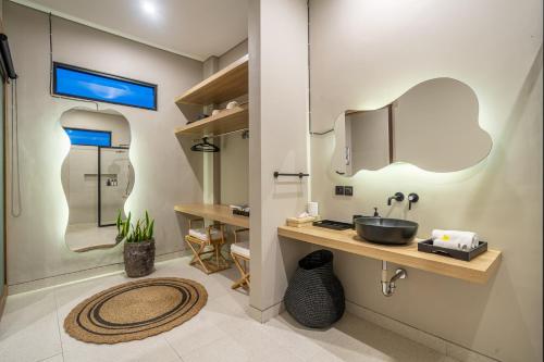 Η κουζίνα ή μικρή κουζίνα στο Leela Villa - Family-Friendly 3BR Villa in Canggu - Rooftop, Ricefield Views