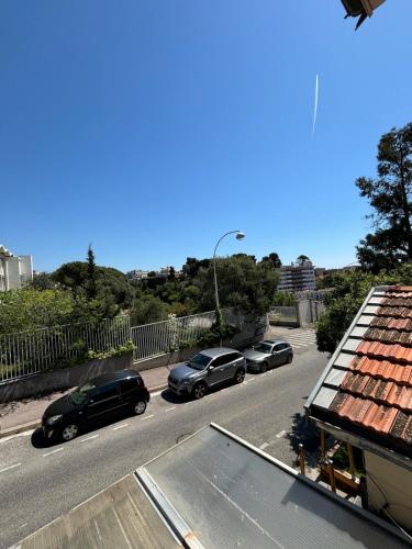 Un groupe de voitures conduisant dans une rue dans l'établissement Studio Niçois à 500m de la mer, à Nice