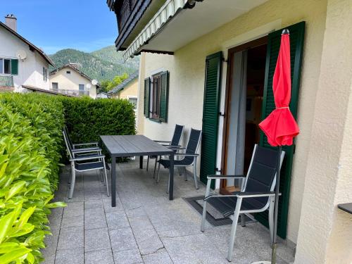 a table and chairs on the side of a house at Salzkammergut Hideaway RUDOLPH in Bad Ischl