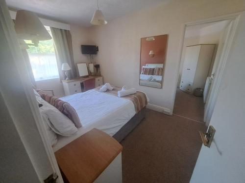 Ένα ή περισσότερα κρεβάτια σε δωμάτιο στο Lion Hotel & Studio Apartments