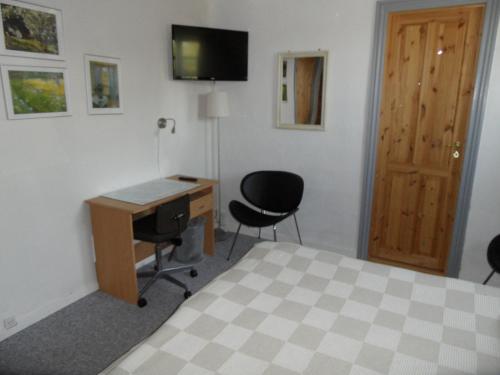 a bedroom with a desk and a bed with a computer at Motel Herning in Kibæk
