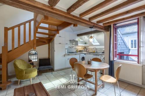 une cuisine et une salle à manger avec une table et des chaises dans l'établissement L'Escalier d'H - Duplex 3 in the city center - Normand Charm - Family stay, à Honfleur