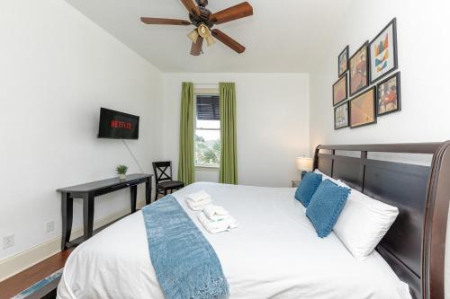 une chambre avec un lit avec un ventilateur de plafond dans l'établissement 30A Modern Suite with King Bed, Parking, Pool and Balcony, à Santa Rosa Beach