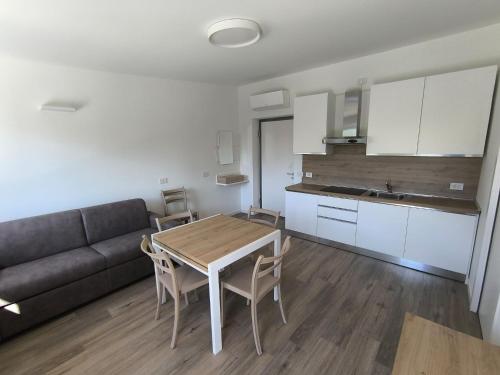 a kitchen and living room with a table and a couch at BEDE-Bike in Casazza