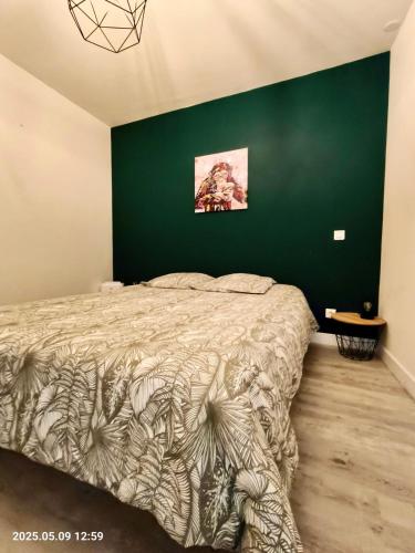 - une chambre avec un mur vert et un lit dans l'établissement Chez les filles deFrance, à Royat