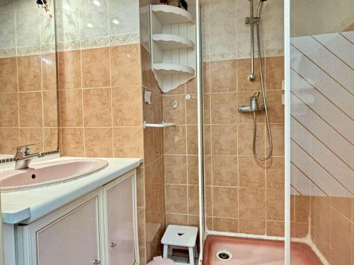 une salle de bain avec douche et lavabo dans l'établissement Appartement Studio cabine 4 couchages ARGELES SUR MER AR020-027, à Argelès-sur-Mer