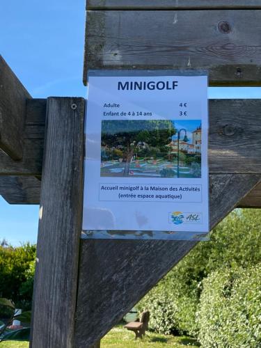 a sign on the side of a wooden bench at Vue lac à 5 minutes de la mer in Talmont