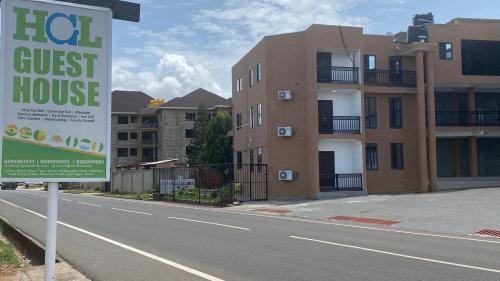 东勒贡Hgl Guest House的建筑物旁道路的标志