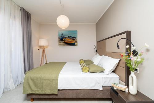 Ένα ή περισσότερα κρεβάτια σε δωμάτιο στο Al Porto Suites - NEW!