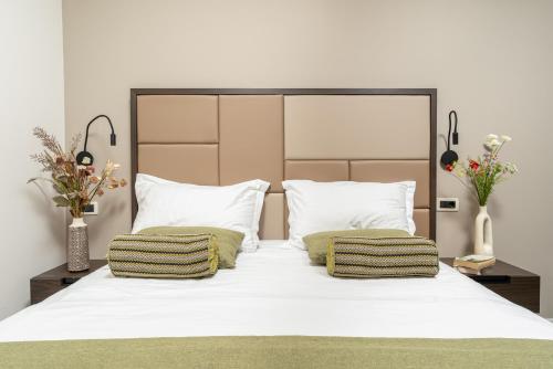 Ένα ή περισσότερα κρεβάτια σε δωμάτιο στο Al Porto Suites - NEW!