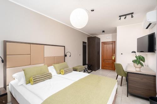 Μια τηλεόραση ή/και κέντρο ψυχαγωγίας στο Al Porto Suites - NEW!