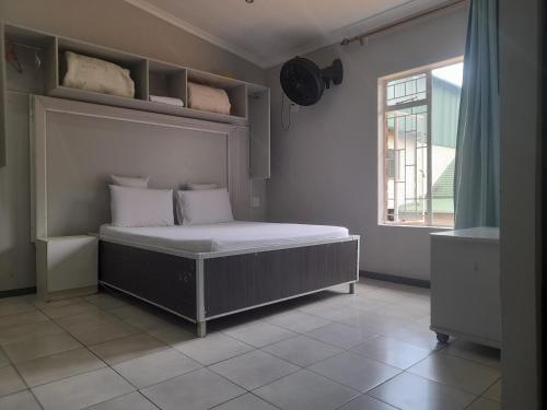 Katil atau katil-katil dalam bilik di Silent Night Guest House Sunnyside Pretoria