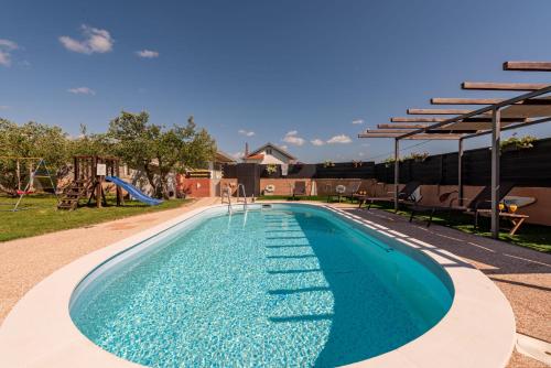 Bazén v ubytování Villa Dandelion ZadarVillas nebo v jeho okolí