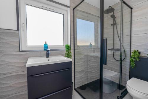 a bathroom with a toilet and a sink and a shower at Modern Home Near To Airport Free Parking & Wifi in Uphall