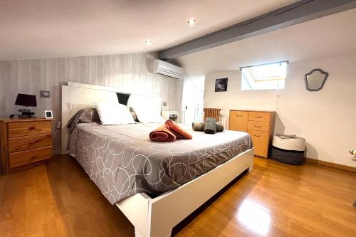 une chambre avec un grand lit et un parquet dans l'établissement Le Hameau - Proche plage - Piscine - Parking, à Saint-Cyprien