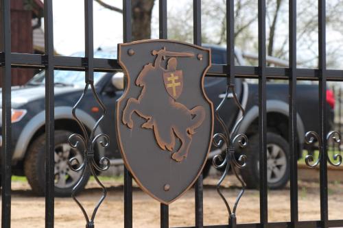 a sign on a gate in front of a car at Pokoje Gościnne Сisza in Białowieża