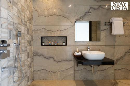 Ένα μπάνιο στο StayVista at Brick & Beam with Private Plunge Pool, Lawn, BBQ and Bonfire
