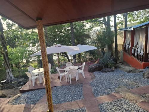 Un jardín fuera de Hôtel Kiriboungni chez sylfatou