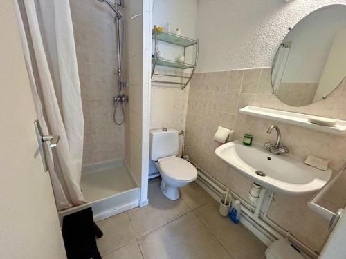 une salle de bain avec toilettes, lavabo et douche dans l'établissement Appartement T2 à Royan, 4 pers., proche plage et commerces, parking, balcon, confortable et équipé - FR-1-494-60, à Royan