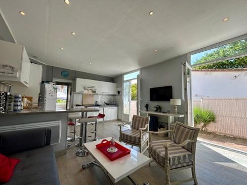 Villa 1926 à Royan/Pontaillac, proche plage et commerces, 3 ch, parking privé, cuisine équipée. - FR-1-494-147