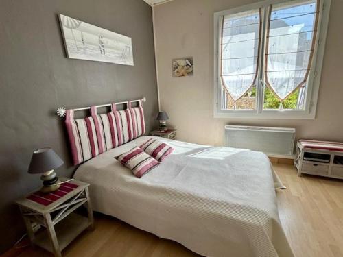 une chambre avec un grand lit blanc avec deux oreillers dans l'établissement Villa 1926 à Royan/Pontaillac, proche plage et commerces, 3 ch, parking privé, cuisine équipée. - FR-1-494-147, à Royan