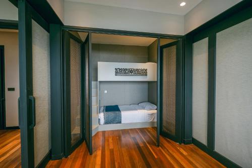 Кровать или кровати в номере Villa Vista - Ultra-Luxury Private Pool Villa WOW Holiday Homes