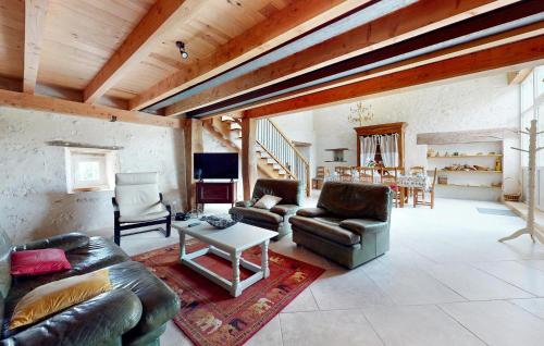 un salon avec un canapé, des chaises et une table dans l'établissement Lovely Home In Les Leves Et Thoumeyra, à Les Lèves-et-Thoumeyragues