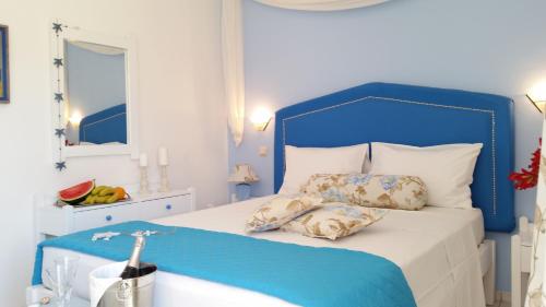 Un pat sau paturi într-o cameră la Malia Star Apartments