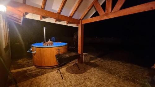 an inside view of a room with a wooden tub at Cabaña Antü Küyen Melipeuco 02 in Melipeuco