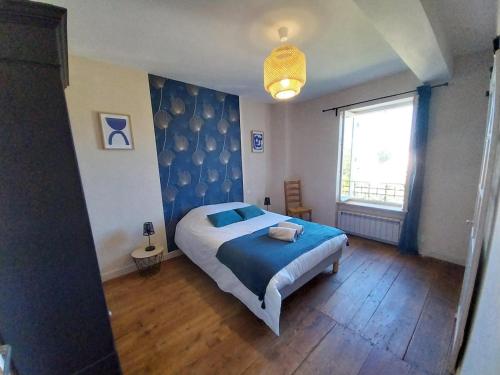 une chambre avec un grand lit et une fenêtre dans l'établissement Maison rénovée attenante à notre chai d'armagnac, à Vic-Fezensac