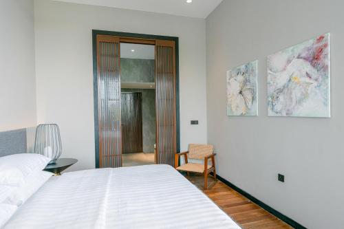 Кровать или кровати в номере Villa Vista - Ultra-Luxury Private Pool Villa WOW Holiday Homes