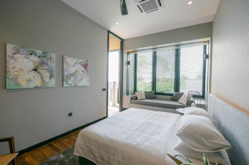 Кровать или кровати в номере Villa Vista - Ultra-Luxury Private Pool Villa WOW Holiday Homes