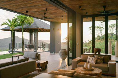 Гостиная зона в Villa Vista - Ultra-Luxury Private Pool Villa WOW Holiday Homes