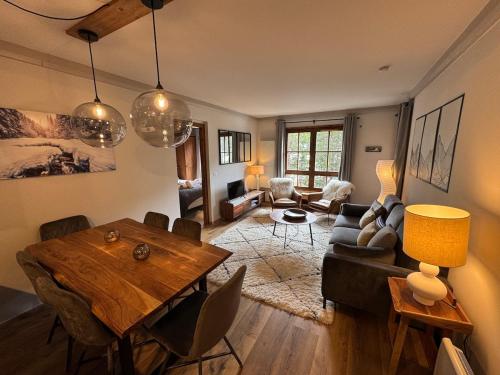 Beautifully renovated 2 bed apartment - sleeps 4