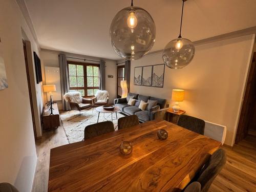 un salon avec une table en bois et un canapé dans l'établissement Beautifully renovated 2 bed apartment - sleeps 4, à Bourg-Saint-Maurice