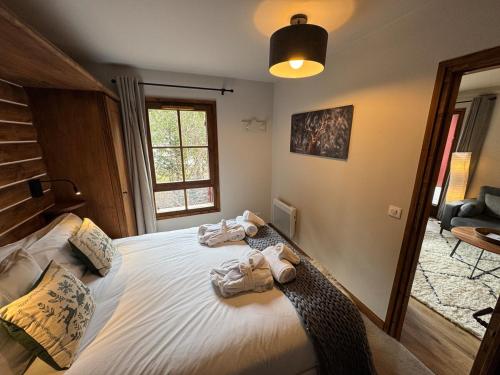 une chambre avec un grand lit avec des serviettes dessus dans l'établissement Beautifully renovated 2 bed apartment - sleeps 4, à Bourg-Saint-Maurice