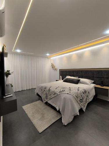 Estación El SaltoにあるRobles Penthouseの部屋の中に大きなベッドがある寝室