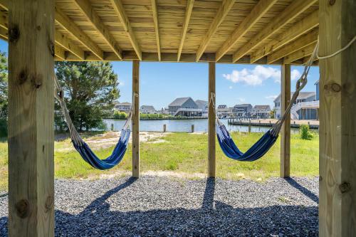 Dos hamacas en un pabellón con vista al agua. en Pier Pressure, en Greenbackville