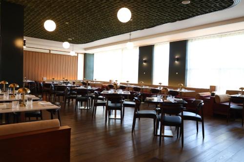 Un restaurante u otro lugar para comer en The Orchard Hotel & Restaurant