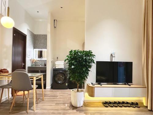 岘港The Sandy Toes的客厅里，柜子上放着一台平板电视