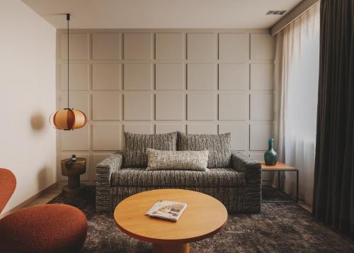a living room with a couch and a table at Gallery Hotel 4 Sup in Barcelona