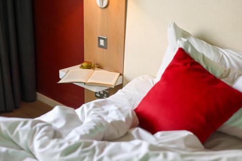 Una cama o camas en una habitación de The Orchard Hotel & Restaurant